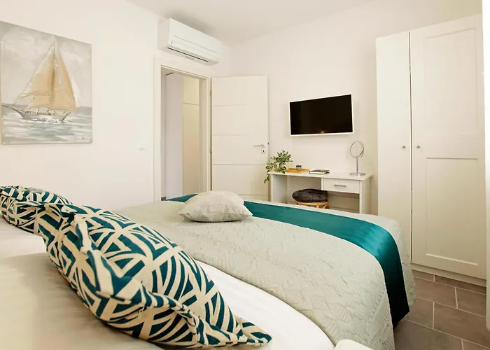 Santa Cruz Apartments Supetar